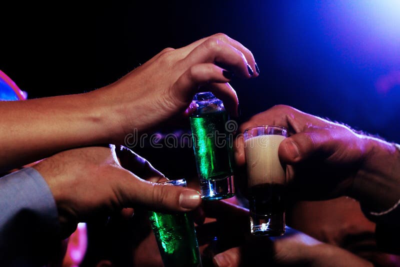 Skjuten Tequila, färgrik alkohol i genomskinligt exponeringsglas i Mexiko - stad, mexikansk drink royaltyfria foton Skjuten Tequila, färgrik alkohol i genomskinligt exponeringsglas i Mexiko - stad, mexikansk drink royaltyfria foton
