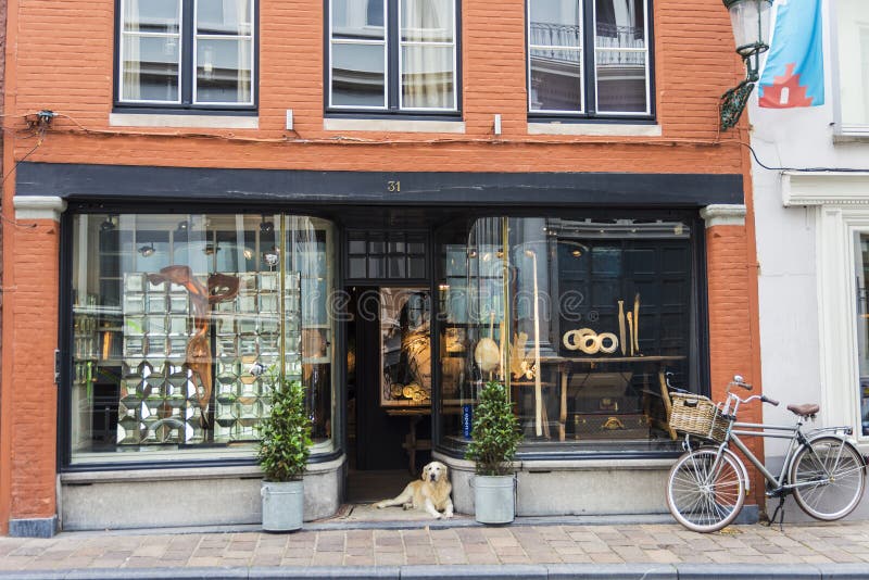 Sklep lub galeria sztuki w Bruges, Belgia obrazy stock Sklep lub galeria sztuki w Bruges, Belgia obrazy stock