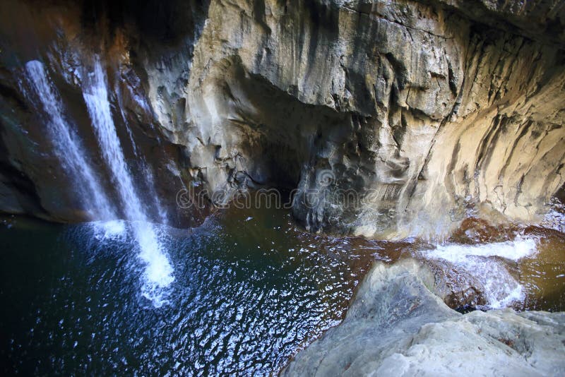 Podzemní voda a řeka z jeskyně z slovinsko.
