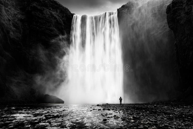 Skogafoss-Wasserfall mit einem einsamen Mann