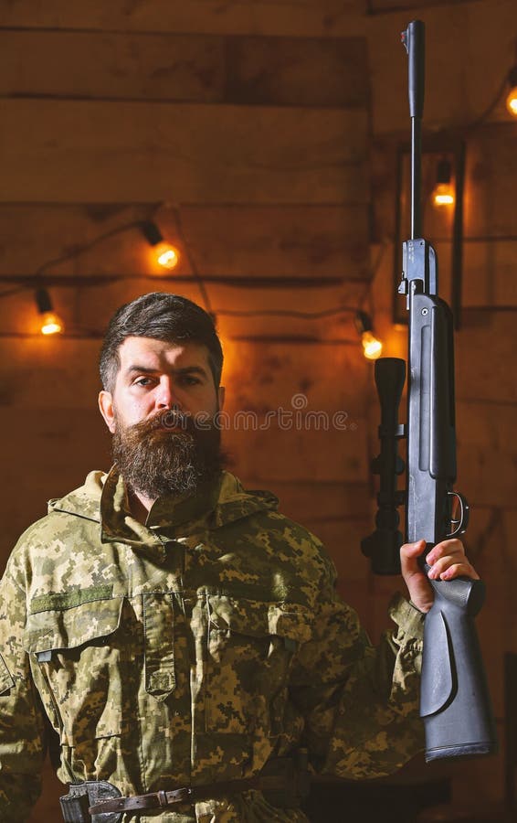 Skogsvaktarebegrepp Jägare brutal hipster med vapnet i hans hand som är klar för att jaga Macho på strikt framsida på skogsvaktar royaltyfri fotografi