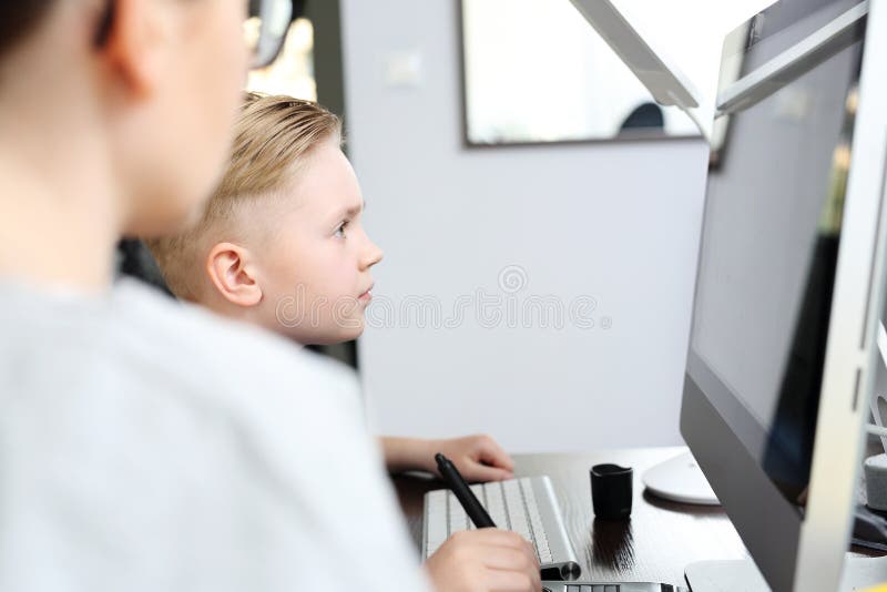 Skola på webben. onlineklektioner. royaltyfria foton