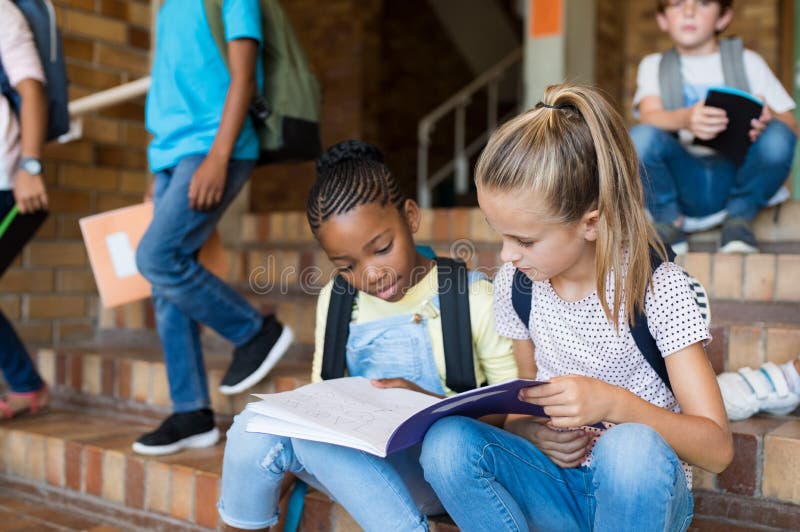 Skolaflickor som tillsammans studerar efter skola arkivbilder Skolaflickor som tillsammans studerar efter skola arkivbilder