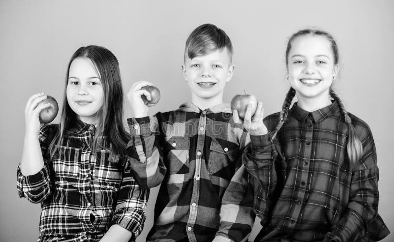 Skolamellanm?ltid Ha det smakliga mellanm?let Pojken och flickav?nner ?ter ?pplemellanm?let Ton?r med det sunda mellanm?let Apple arkivfoton Skolamellanm?ltid Ha det smakliga mellanm?let Pojken och flickav?nner ?ter ?pplemellanm?let Ton?r med det sunda mellanm?let Apple arkivfoton