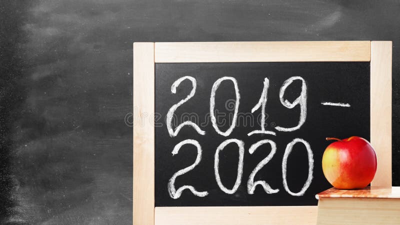 Skolförvaltning med text 2019 2020 Bakgrundsskolasvart tavla, äpple och bok royaltyfria bilder Skolförvaltning med text 2019 2020 Bakgrundsskolasvart tavla, äpple och bok royaltyfria bilder