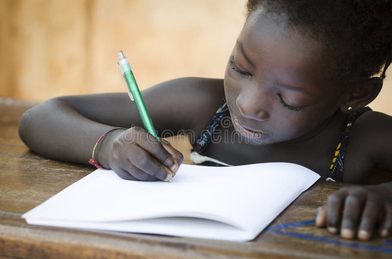 Skolgångsymbol - afrikansk ung flickahandstil noterar verkligt folk arkivfoto Skolgångsymbol - afrikansk ung flickahandstil noterar verkligt folk arkivfoto