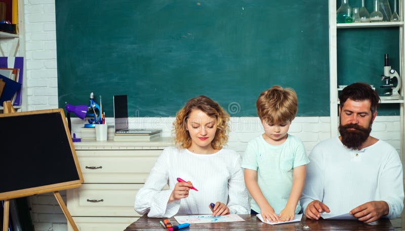 Skolkonceptet Fin familjefoto på lilla pojken och hans föräldrar Barn är redo för skolan Familjeutbildningsrättigheter royaltyfri foto Skolkonceptet Fin familjefoto på lilla pojken och hans föräldrar Barn är redo för skolan Familjeutbildningsrättigheter royaltyfri foto