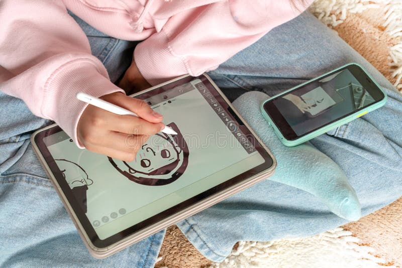 Skoncentrowane stylowe malowanie nastolatki przy użyciu ołówka jabłkowego na tablecie ipad i oglądanie kursów online przez telefon