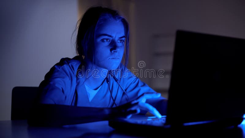 Skoncentrowany doktorski działanie na laptopie przy nocą, wypełnia medyczną kartę pacjent zdjęcia stock Skoncentrowany doktorski działanie na laptopie przy nocą, wypełnia medyczną kartę pacjent zdjęcia stock