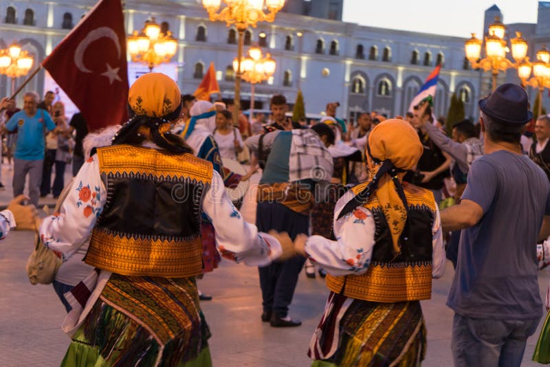 Skopje/Macedonia del nord - 7 giugno 2019: Gruppo di persone che ballano in vestito da folclore in un festival Costume tradiziona fotografia stock Skopje/Macedonia del nord - 7 giugno 2019: Gruppo di persone che ballano in vestito da folclore in un festival Costume tradiziona fotografia stock