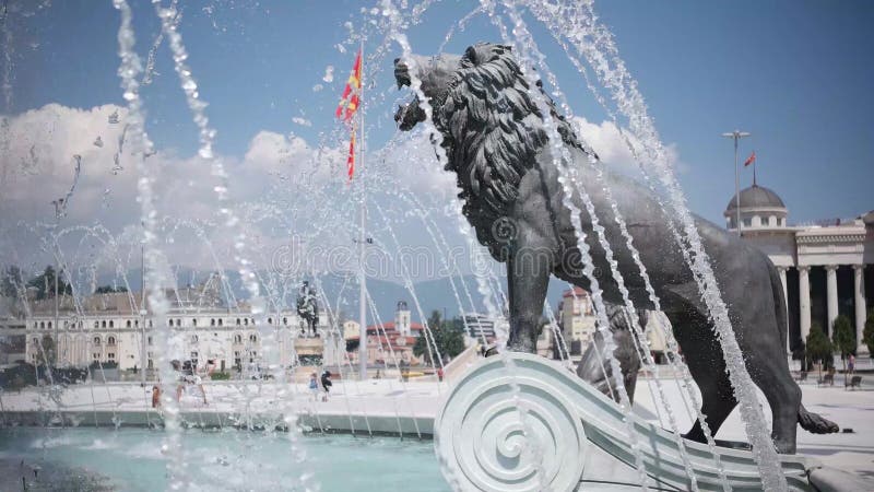 SKOPJE MACEDONIA - LUGLIO 2015: Statue del leone sotto il monumento di Alessandro Magno Skopje - in Macedonia