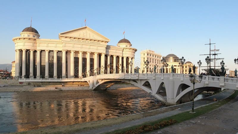 Skopje, Macedonia, settembre 2019 circa: famoso ponte di pietra nella capitale macedone skopje