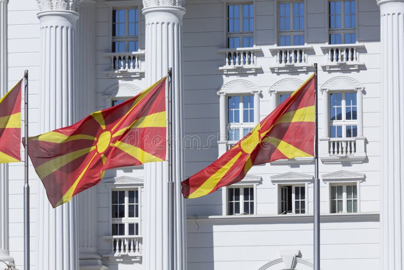 SKOPJE MAKEDONIEN - APRIL15, 2016: Vit regerings- byggnad på arkivfoton SKOPJE MAKEDONIEN - APRIL15, 2016: Vit regerings- byggnad på arkivfoton