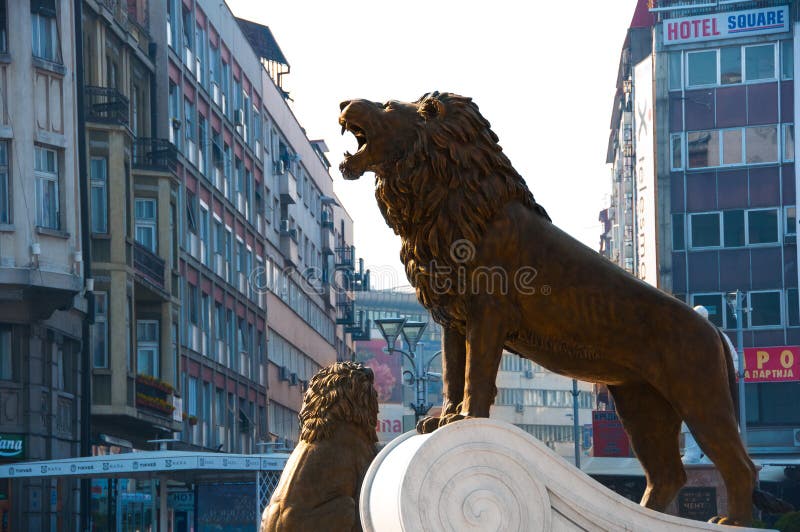 Skopje Makedonien - november 2011 Lejon p? foten av springbrunnen av monumentet till Alexander det stort arkivbild Skopje Makedonien - november 2011 Lejon p? foten av springbrunnen av monumentet till Alexander det stort arkivbild