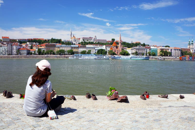 Skorna på Donaubanken är en minnesmärke i Budapest, på den östliga banken av Danubet River fotografering för bildbyråer Skorna på Donaubanken är en minnesmärke i Budapest, på den östliga banken av Danubet River fotografering för bildbyråer