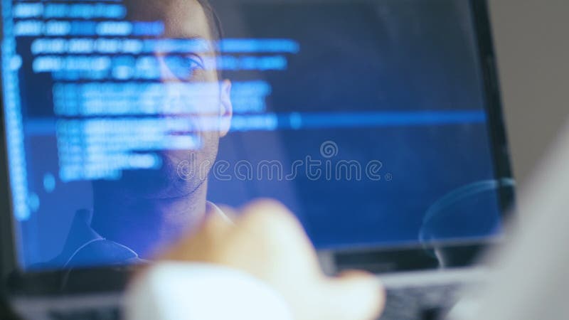 Skott för dubbel exponering av manen hackerprogrammerare som arbetar på en bärbar dator Reflexion i bildskärm: Bärare skriver blå