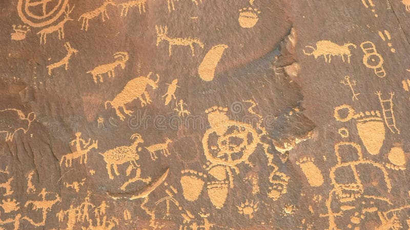 Skottet av forntida amerikanska indiska teckningar på tidningen vaggar i utah royaltyfria bilder Skottet av forntida amerikanska indiska teckningar på tidningen vaggar i utah royaltyfria bilder