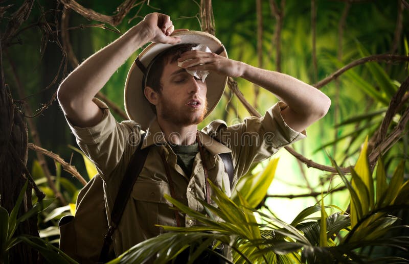Skołowany młody badacz w dżungli