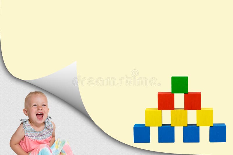 Skratta litet barnflickan och pyramiden av träleksakkuber royaltyfri bild
