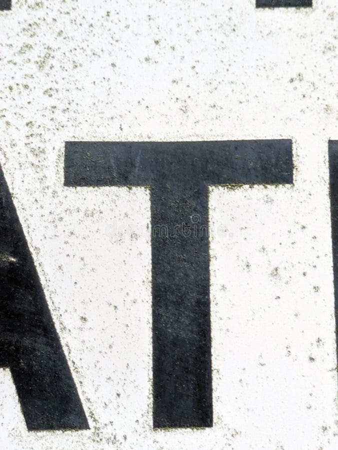 Skriftlig formulering i Distress State Typography hittade T-bokstav arkivfoto
