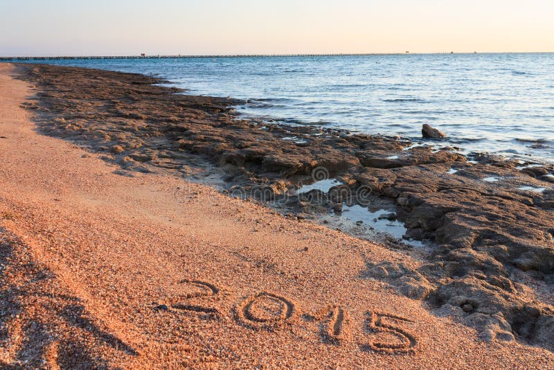 Skriftligt nytt år 2015 på stranden royaltyfria foton Skriftligt nytt år 2015 på stranden royaltyfria foton