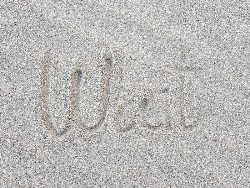 Skriva på sandstranden arkivbild Skriva på sandstranden arkivbild