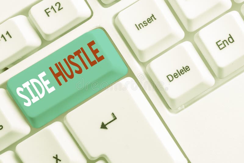 Skriva text för handskrift Side Hustle Begreppet innebär att du får lite extra pengar som ger dig flexibilitet att fortsätta. Skriva text för handskrift Side Hustle Konceptuella fotosätt ger lite extra kontanter som gör det möjligt för dig att använda vitpc-tangentbord med tomt papper ovanför vitt bakgrundstangentbord