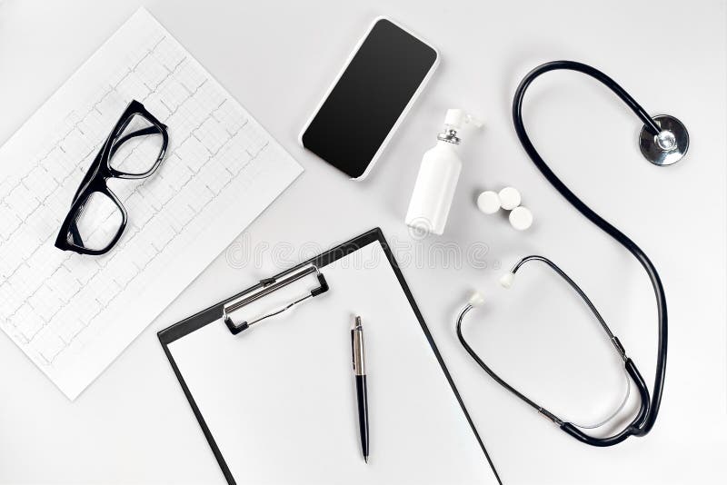 Skrivbord för kontor för doktors` s med den läkarundersökningdokument, diagram, glasögon och stetoskopet Top beskådar kopiera avs royaltyfria foton Skrivbord för kontor för doktors` s med den läkarundersökningdokument, diagram, glasögon och stetoskopet Top beskådar kopiera avs royaltyfria foton