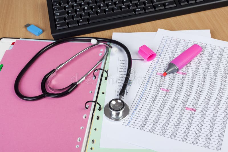 Skrivbords- visningststhoscope för medicinska arbetare och något finansiellt r royaltyfria foton Skrivbords- visningststhoscope för medicinska arbetare och något finansiellt r royaltyfria foton