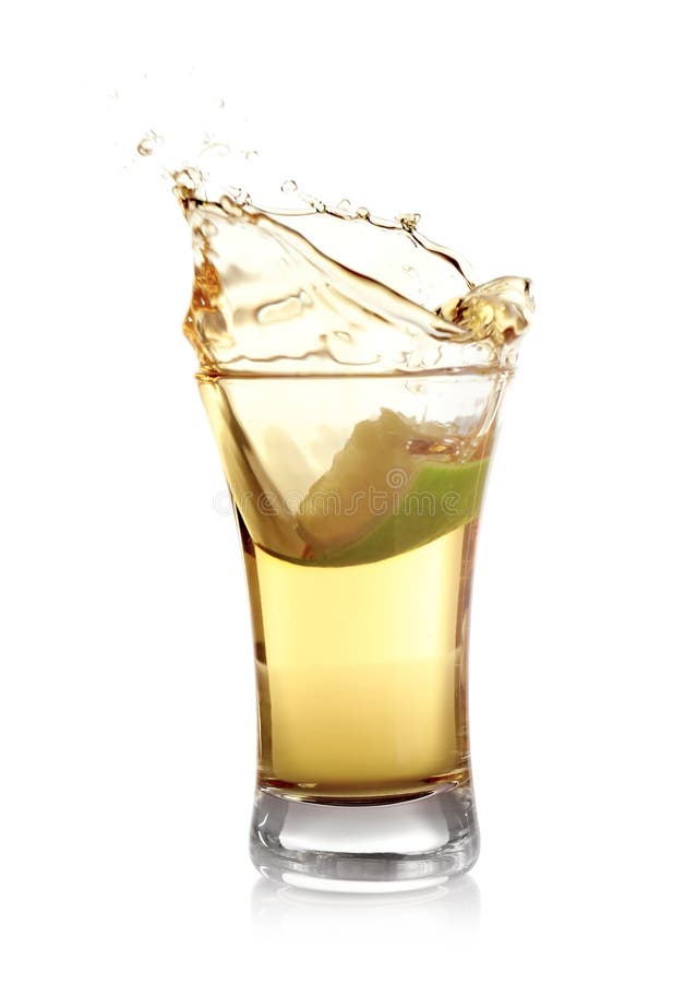 Skruva mexikanska Tequila i skjutglas med kalk isolerad på vitt royaltyfria foton Skruva mexikanska Tequila i skjutglas med kalk isolerad på vitt royaltyfria foton