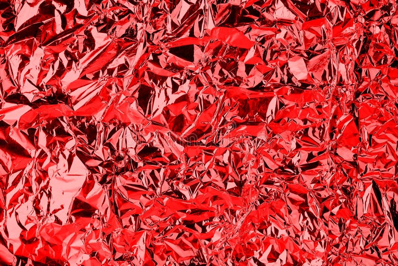 Skrynklig skinande texturbakgrund för röd folie, den ljusa skinande festliga designen som är metallisk blänker yttersida, feriega arkivbilder