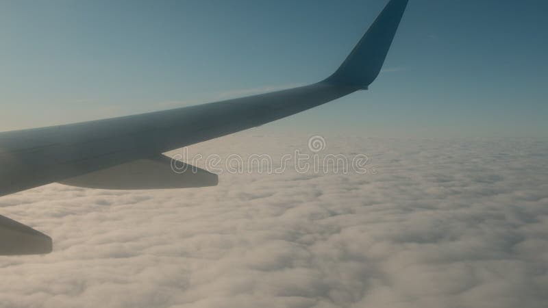 Skrzydło samolot nad chmurami, widok od okno