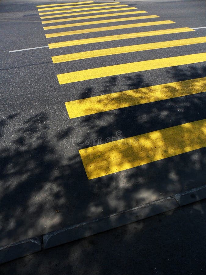 Skrzyżowanie pieszy kolor żółty