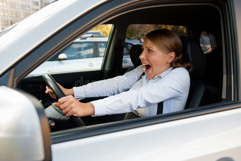 Skrämd kvinna som sitter i bilen royaltyfri fotografi Skrämd kvinna som sitter i bilen royaltyfri fotografi