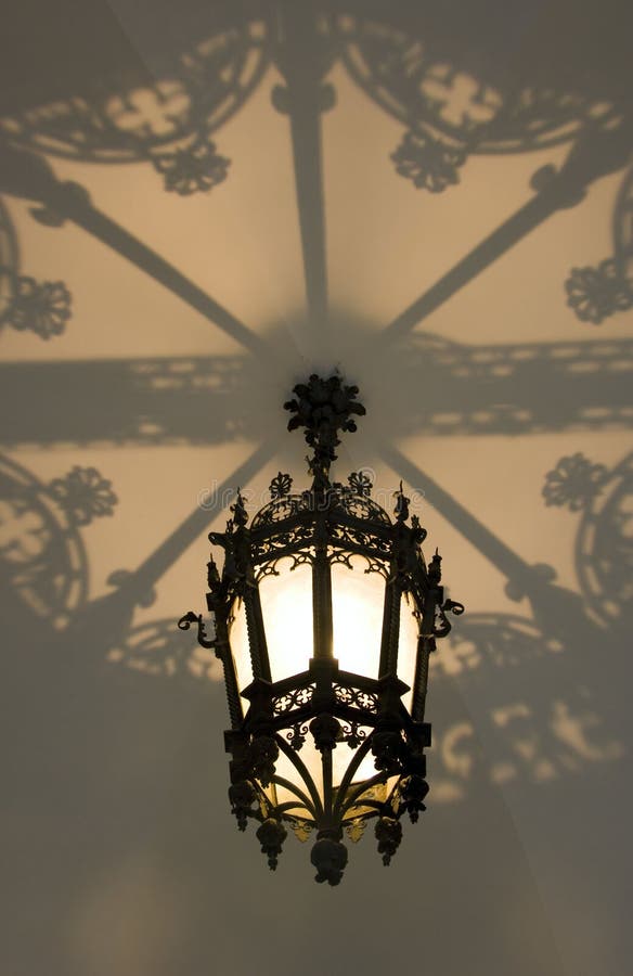 Skugga för dekorativ lampa för Rome arkitektur openwork arkivbilder Skugga för dekorativ lampa för Rome arkitektur openwork arkivbilder