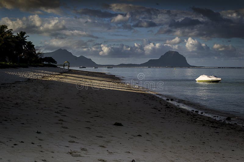 Skuggor på stranden, vitt skepp på havet på solnedgången arkivfoto Skuggor på stranden, vitt skepp på havet på solnedgången arkivfoto