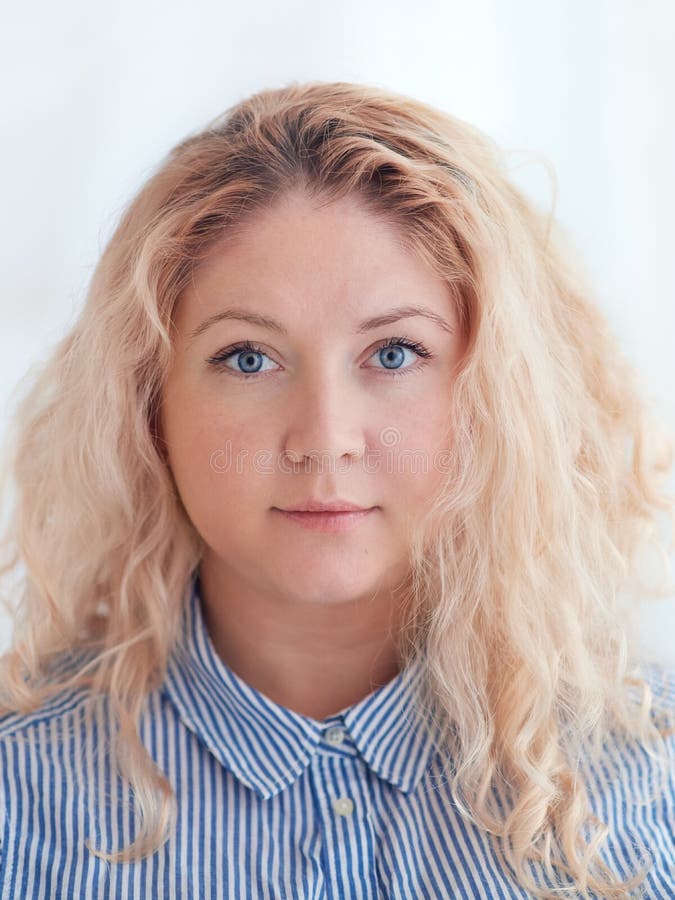 Skuldrastående av trettio gamla år, blond kvinna fotografering för bildbyråer Skuldrastående av trettio gamla år, blond kvinna fotografering för bildbyråer