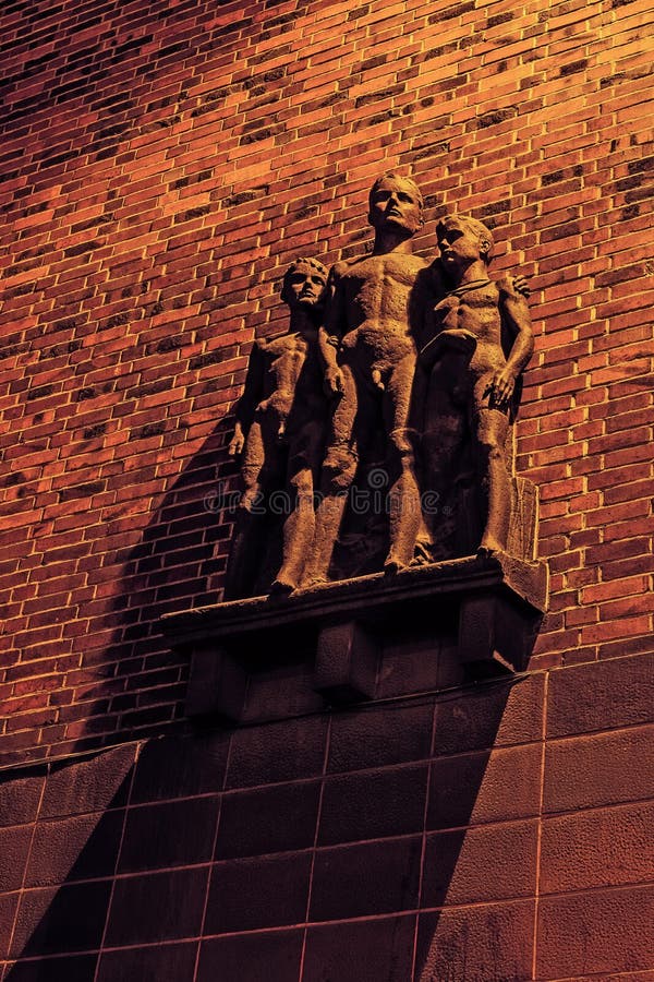 Skulptur av de unga pojkarna royaltyfri foto Skulptur av de unga pojkarna royaltyfri foto