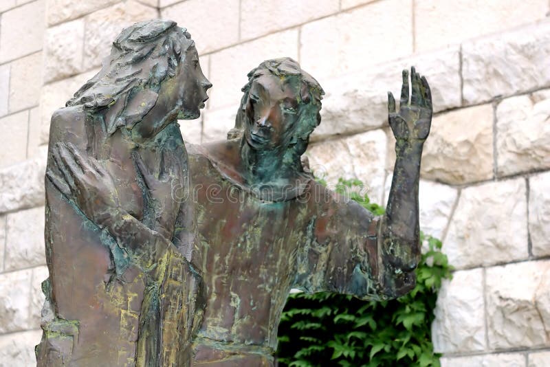 Skulptur av Mary och ärkeängeln Gabriel nära basilikan av förklaringen, Nazareth royaltyfri bild Skulptur av Mary och ärkeängeln Gabriel nära basilikan av förklaringen, Nazareth royaltyfri bild