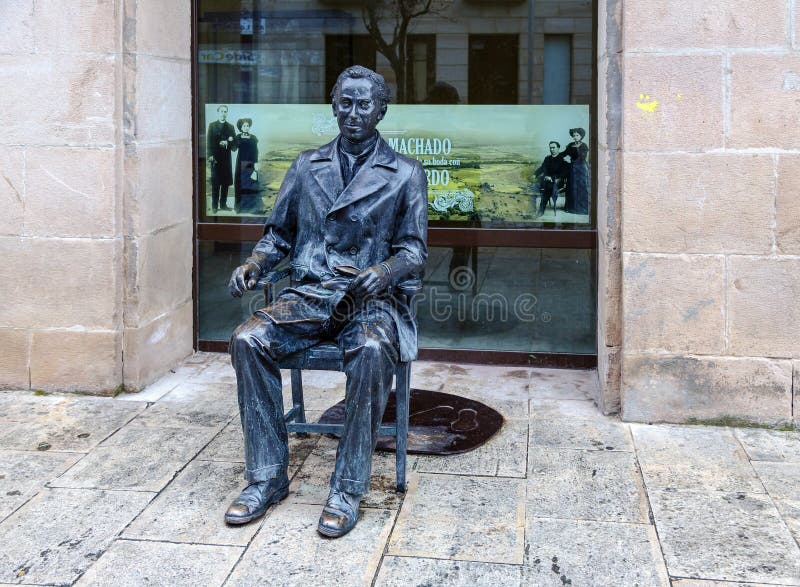 Skulptur av poeten Antonio Machado i Soria royaltyfria bilder