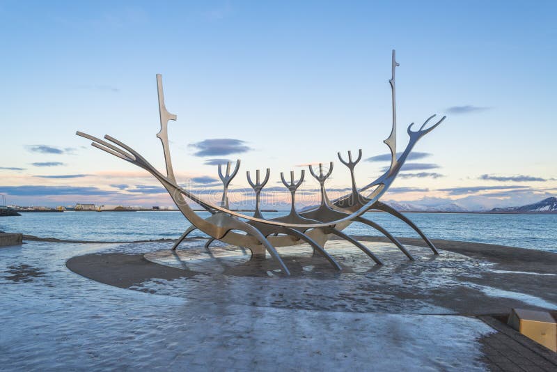 Skulptur av Solfar eller solresanden i Reykjavik royaltyfria foton Skulptur av Solfar eller solresanden i Reykjavik royaltyfria foton