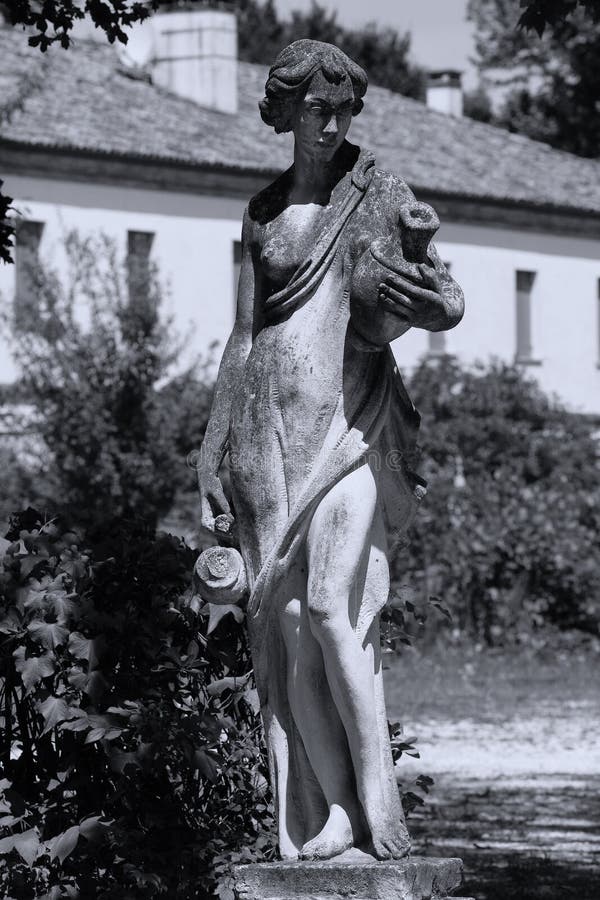Skulptur der Frau im italienischen Garten stockbild Skulptur der Frau im italienischen Garten stockbild