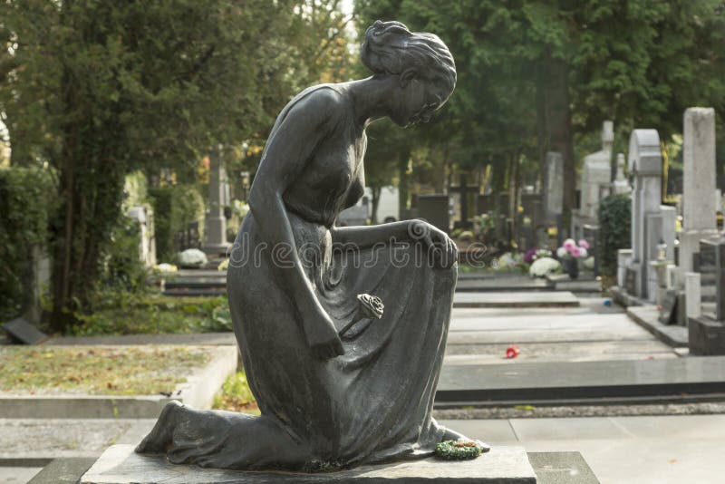 Skulptur der Trauerfrau am Friedhof lizenzfreies stockfoto Skulptur der Trauerfrau am Friedhof lizenzfreies stockfoto