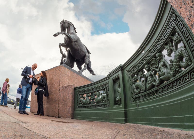 Skulptur för hästinnehavman av Peter Clodt i 1841, Anichkov bro royaltyfri fotografi Skulptur för hästinnehavman av Peter Clodt i 1841, Anichkov bro royaltyfri fotografi
