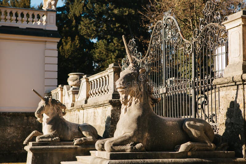 Skulpturen von Einhörnern nahe dem Mirabell-Palast in Salzburg in Österreich stockfoto Skulpturen von Einhörnern nahe dem Mirabell-Palast in Salzburg in Österreich stockfoto