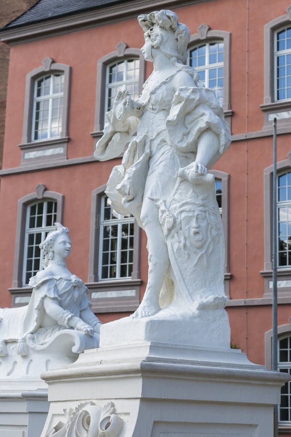 Skulpturer framme av denvalman slotten i mitten av trieren arkivbild Skulpturer framme av denvalman slotten i mitten av trieren arkivbild