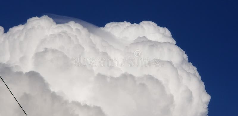Skumliga moln med mörkblå himmel royaltyfria bilder