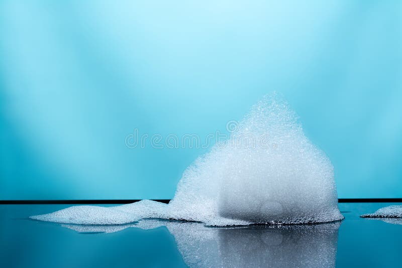 Skumma bubblor med reflexionen, blå bakgrund arkivbilder Skumma bubblor med reflexionen, blå bakgrund arkivbilder