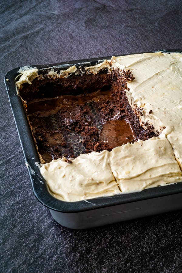 Skumma chokladkakor av jordnötssmör i kvadratiskt format. Organiskt hälsosam efterrätt