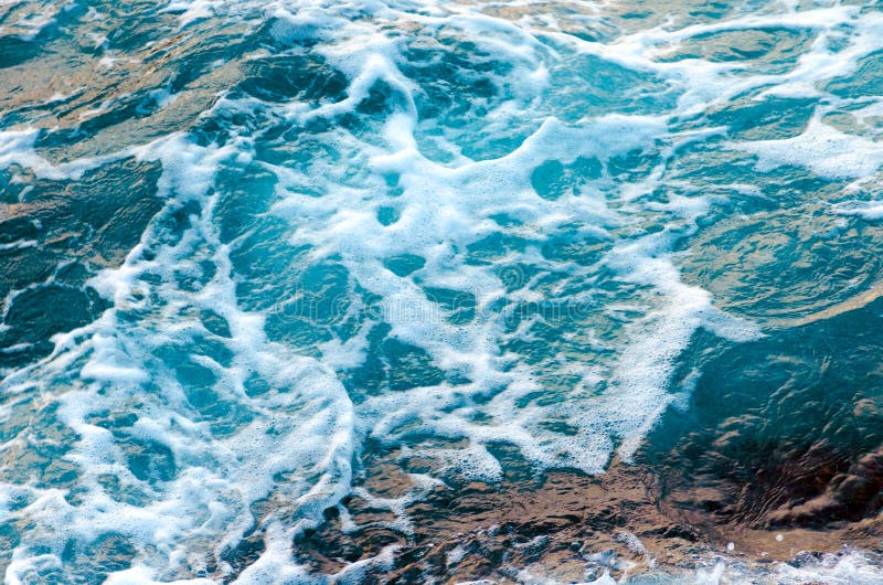 Skummande vattenvågor på havet, sikt från över fotografering för bildbyråer Skummande vattenvågor på havet, sikt från över fotografering för bildbyråer